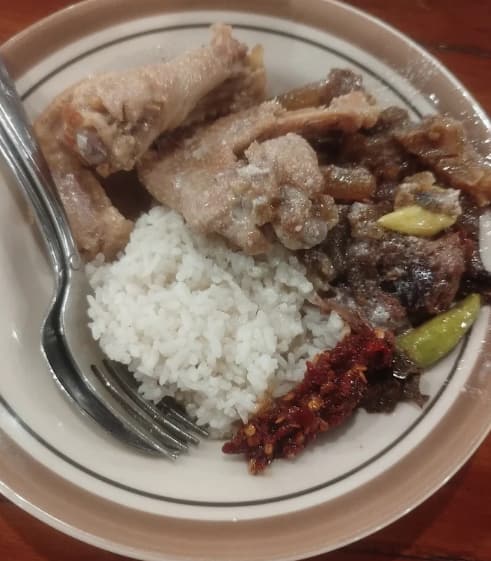 Warung Bu Supri: Santapan Hangat di Pagi Hari di Cilacap